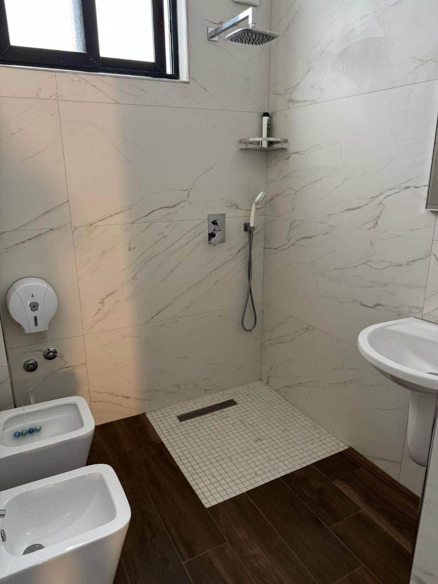 Hotel Europa Lezhë Екстериор снимка